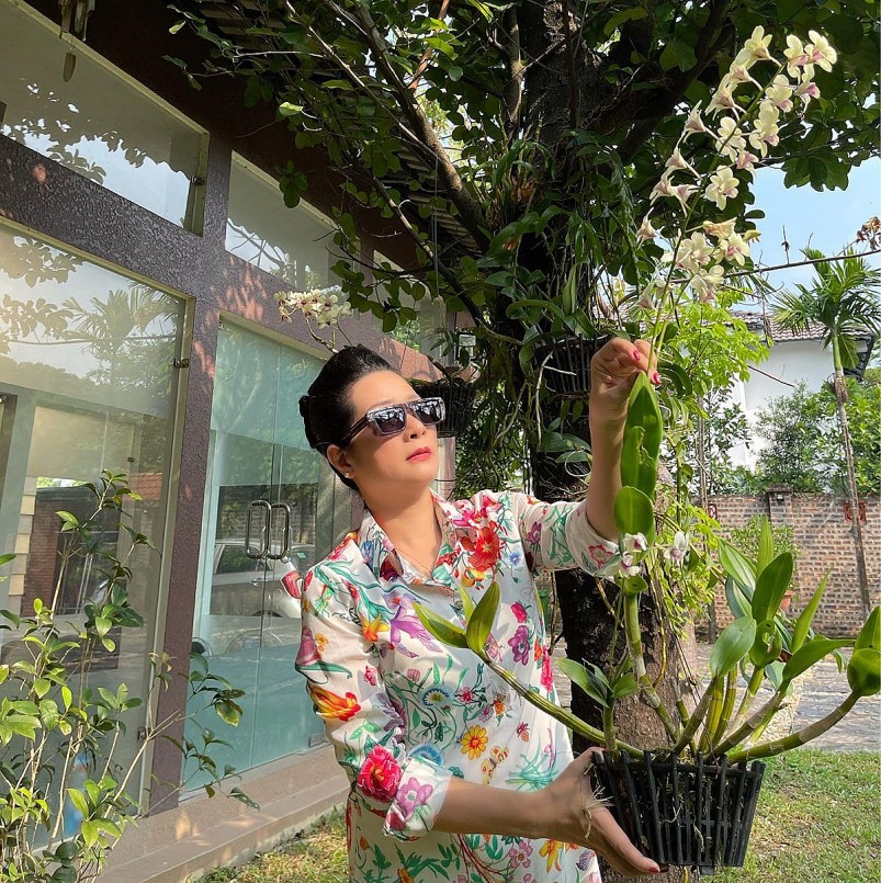 Nhiều lúc Thanh Thanh Hiền thấy mình giống với hình ảnh hoa trôi theo dòng nước... Nhiều lúc Thanh Thanh Hiền thấy mình giống với hình ảnh hoa trôi theo dòng nước...