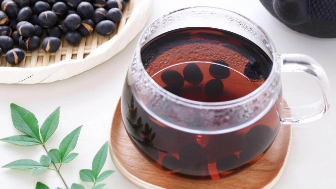 Nước đậu đen có tác dụng gì mà dân văn phòng ai cũng có 1 chai