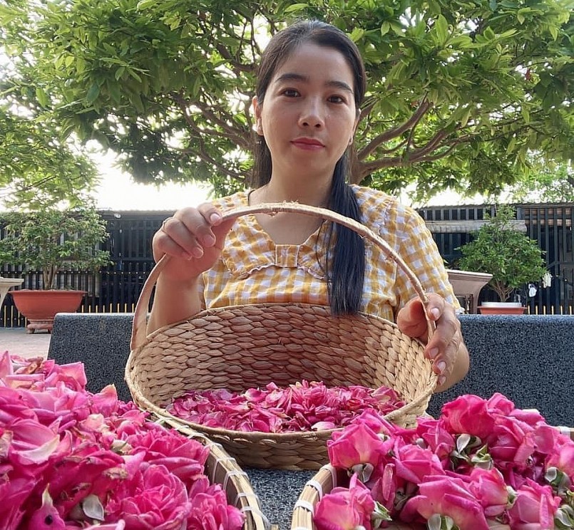 Hoa hồng sau khi cắt sẽ được chị Trần Thị Huyền tách cánh, rửa sạch bụi bẩn, để ráo trước khi đưa vào thiết bị chưng cất.