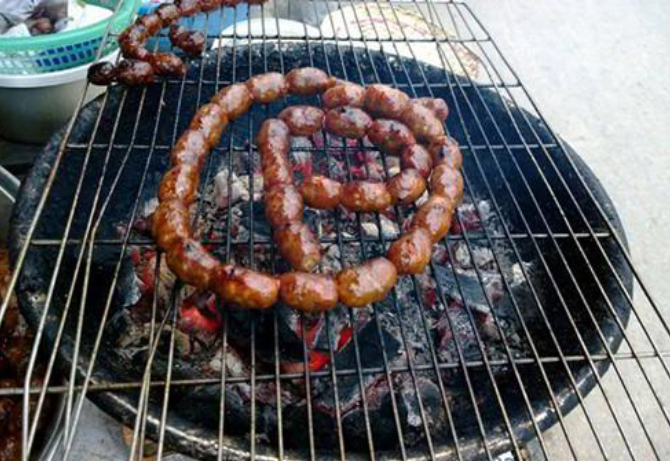 Lạp xưởng được nướng trên than hồng