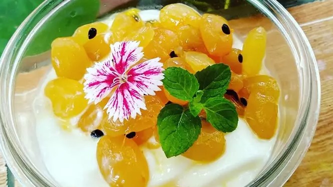 Loại hạt mọc dại trong rừng vào mùa, xưa ít người ăn, nay thành đặc sản giòn sần sật, đã béo lại còn bùi