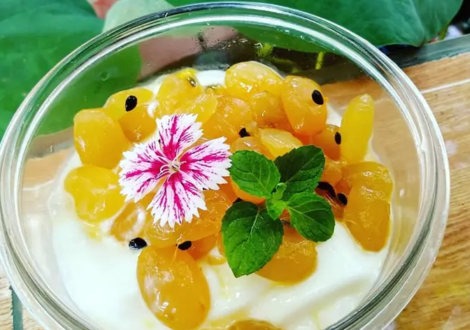 Loại hạt mọc dại trong rừng vào mùa, xưa ít người ăn, nay thành đặc sản giòn sần sật, đã béo lại còn bùi