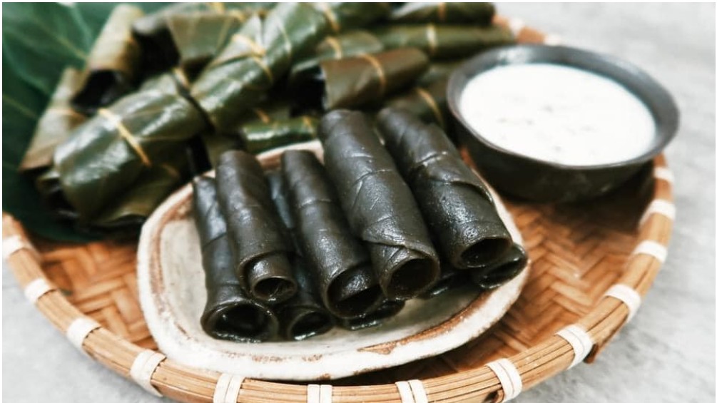 Loại lá mọc dại trong rừng tưởng chừng vô nghĩa, hái về làm bánh “thúi địch” ăn một lần đảm bảo nghiện ngay