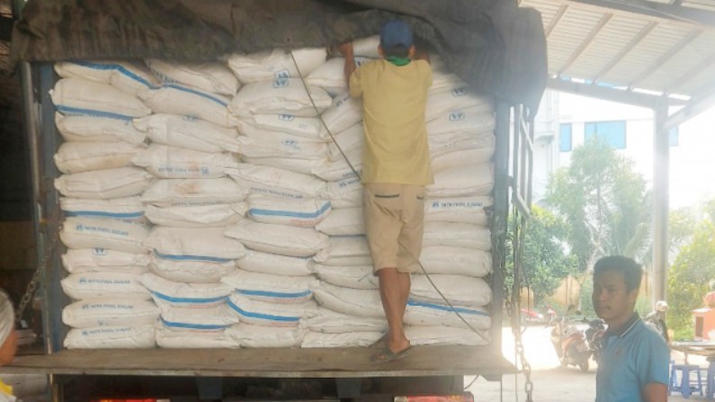 Tạm giữ phương tiện vận chuyển 42 tấn đường cát nhập lậu