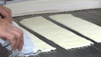 Tấm đậu mỏng như lá lúa, ăn vào vừa bùi vừa thơm, là đặc sản của làng này ở Thái Bình