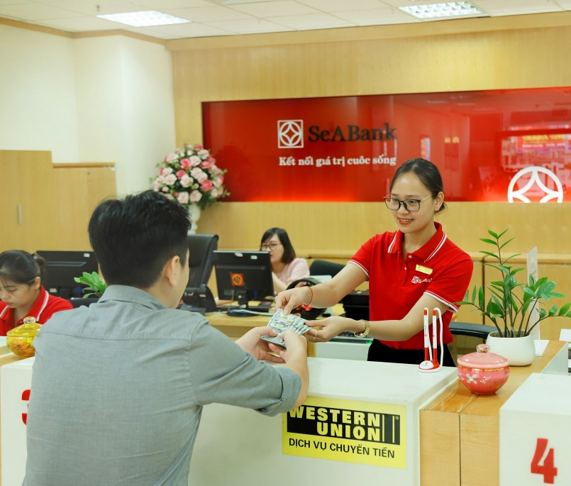 Khách hàng giao dịch tại 