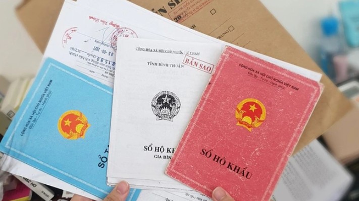 Xử lý nghiêm CBCCVC yêu cầu người dân xuất trình sổ hộ khẩu giấy