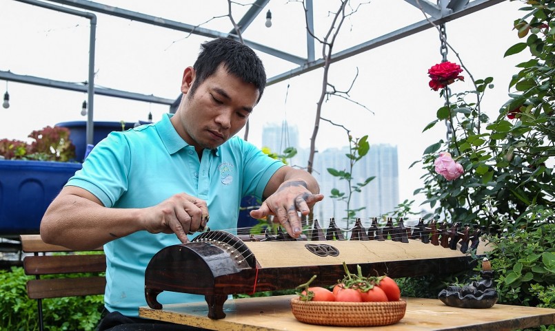 Không chỉ cung cấp thực phẩm, khu vườn sân thượng còn là địa điểm lý tưởng để anh Giang thư giãn ngay chính trong ngôi nhà của mình.