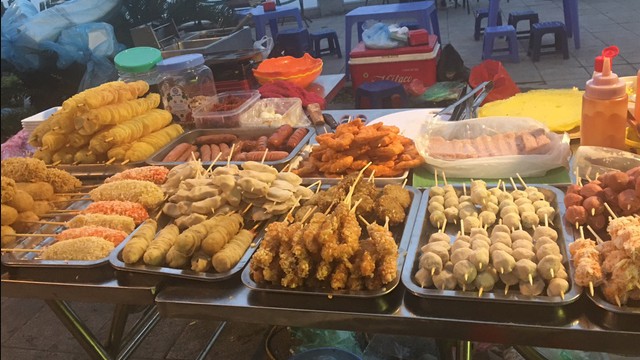 “Xiên bẩn” món ăn nghe tên đã “không sạch” nhưng tại sao lại được giới trẻ "mê mệt"?