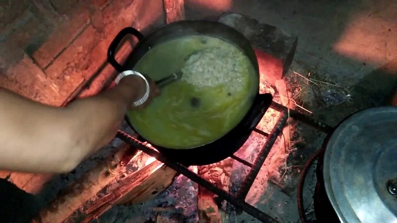 Người Phù Yên nấu cháo mắc nhung