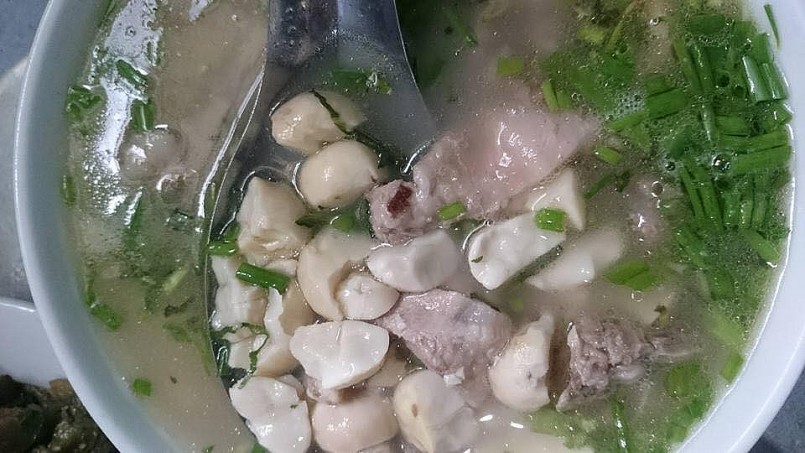 Quả dại ở rừng xấu xí nhưng ngon khó cưỡng, muốn ăn phải dùng búa, bổ như hạt óc chó, là đặc sản Điện Biên