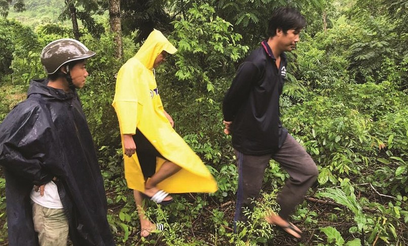 Những ngày đầu, Nhân cùng nhóm bạn đi khảo sát địa điểm phù hợp để xây dựng vườn nho.