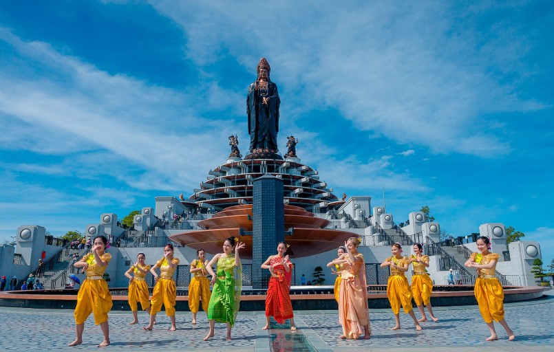 Vượt qua rất nhiều điểm đến tâm linh nổi tiếng trên cả nước, núi Bà Đen trở thành điểm đến hot nhất khu vực Nam bộ bởi khung cảnh xứng danh “đệ nhất thiên sơn”. Vượt qua rất nhiều điểm đến tâm linh nổi tiếng trên cả nước, núi Bà Đen trở thành điểm đến hot nhất khu vực Nam bộ bởi khung cảnh xứng danh “đệ nhất thiên sơn”.