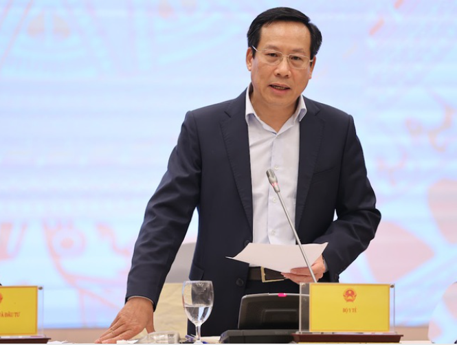 Thứ trưởng Bộ Y tế Lê Đức Luận thông tin, giải đáp các vấn đề liên quan đến ngành y tế