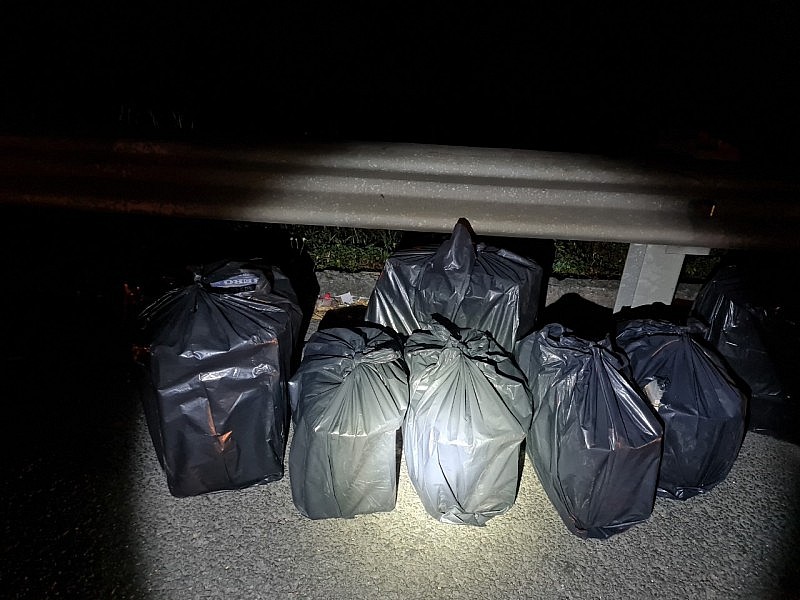 Nhiều bọc milong màu đen đựng thuốc lá nhập lậu