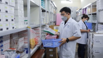 Tiếp tục thực hiện các giải pháp bảo đảm thuốc, trang thiết bị y tế