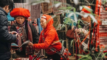 Khám phá nghề thêu thủ công ở vùng cao Tây Bắc