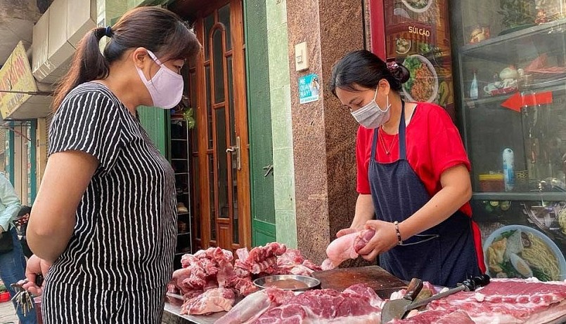 Giá heo hơi liên tục giảm sâu do nhu cầu tiêu thụ thịt heo giảm trong khi nguồn cung tăng.