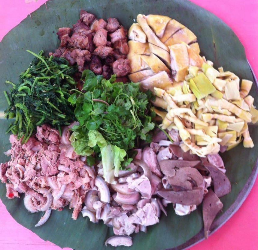 Khi ăn được bày lên mâm ttheo hình tròn cùng nhiều loại thịt khác