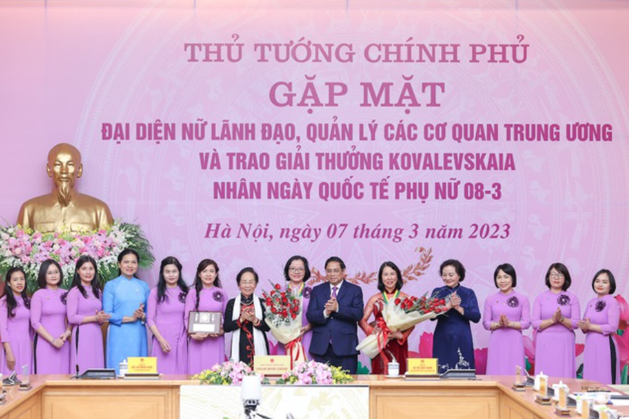 Thủ tướng Chính phủ Phạm Minh Chính và nguyên Phó Chủ tịch nước Nguyễn Thị Doan, Chủ tịch Hội đồng Giải thưởng Kovalevskaia trao giải thưởng Kovalevskaia năm 2022 cho các nhà khoa học có những công trình nghiên cứu khoa học xuất sắc - Ảnh: VGP