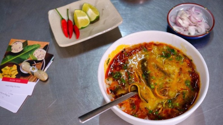 Bán thứ đặc sản Nghệ An suốt 60 năm, quán ăn này lúc nào cũng đông nghịt khách, ngày bán hàng trăm suất