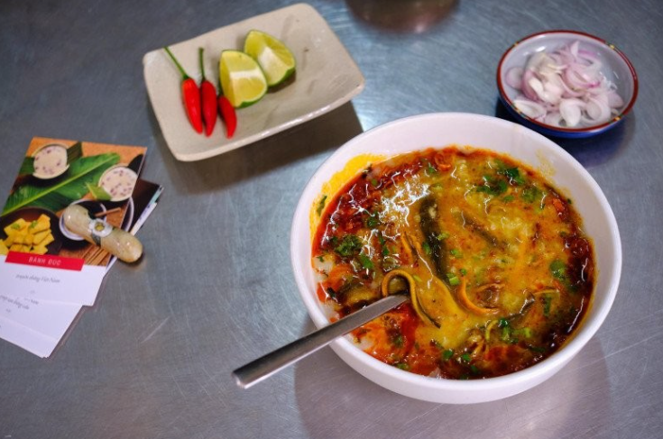 Bán thứ đặc sản Nghệ An suốt 60 năm, quán ăn này lúc nào cũng đông nghịt khách, ngày bán hàng trăm suất