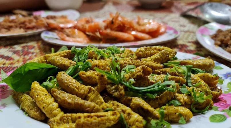 Tằm sắn chủ yếu được chế biến rang, ăn kèm với lá mơ, lá lốt hoặc lá sung.