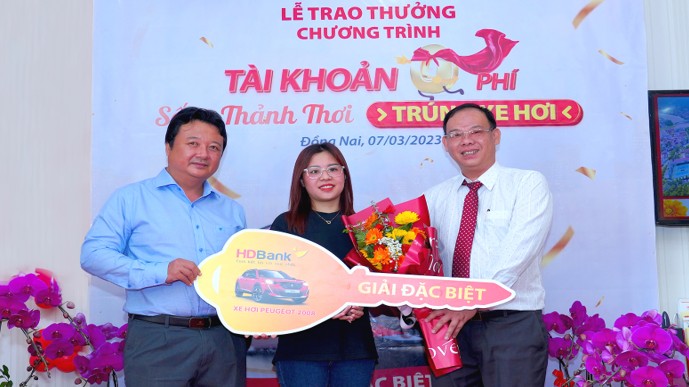 Tham gia tài khoản không phí của HDBank, khách hàng may mắn trúng xe hơi Peugeot