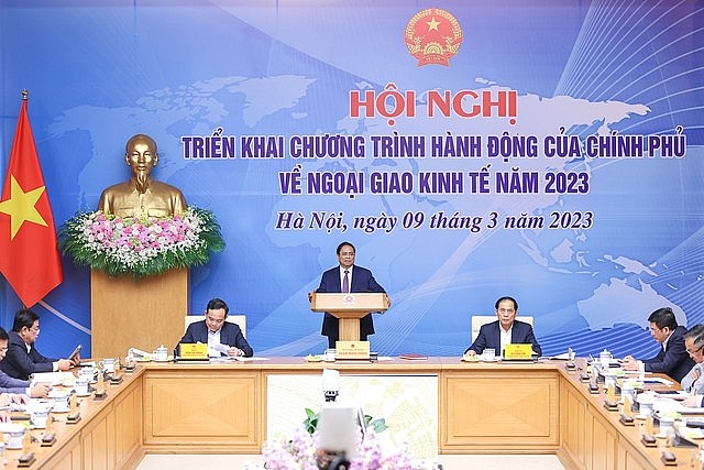 Thủ tướng nhấn mạnh, việc triển khai nhiệm vụ ngoại giao kinh tế năm 2023 phải gắn kết chặt chẽ với các nhiệm vụ khác, gồm triển khai Nghị quyết Đại hội XIII của Đảng, các nghị quyết, kết luận của Đảng, Quốc hội, các nhiệm vụ hằng năm, kế hoạch 5 năm, chiến lược 10 năm... - Ảnh: VGP