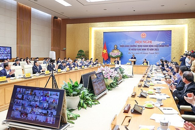 Thủ tướng nhấn mạnh, việc triển khai nhiệm vụ ngoại giao kinh tế năm 2023 phải gắn kết chặt chẽ với các nhiệm vụ khác, gồm triển khai Nghị quyết Đại hội XIII của Đảng, các nghị quyết, kết luận của Đảng, Quốc hội - Ảnh: VGP