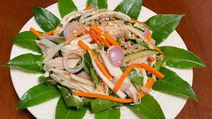 Ăn quả cóc thì ai cũng mê, nhưng lá cóc mới là bộ phận ngon nhất của cây, chế biến vô vàn món độc lạ