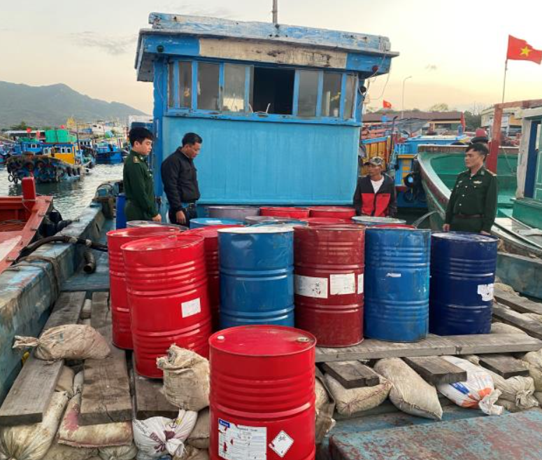 Kiểm tra tàu cá vi phạm Kiểm tra tàu cá vi phạm