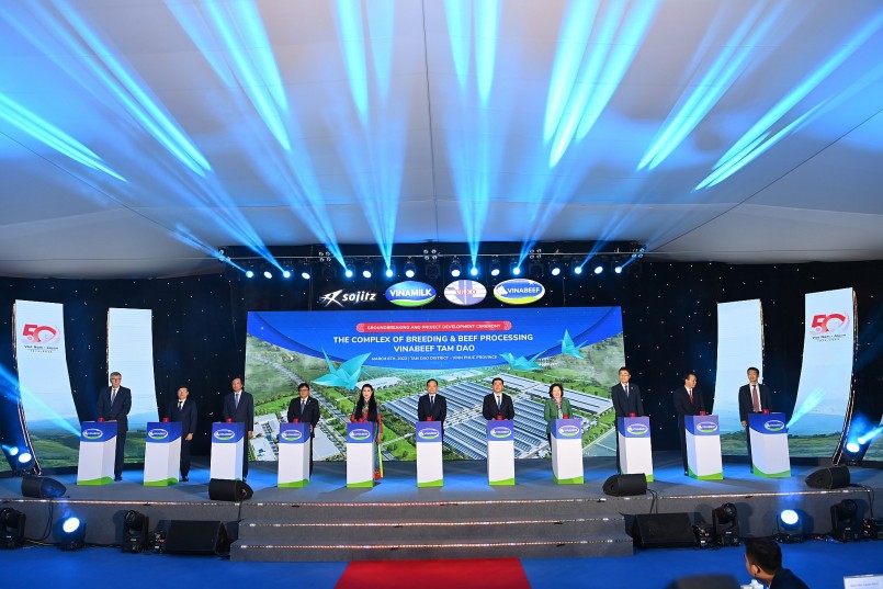 Phó Thủ tướng cùng các đại biểu thực hiện nghi thức khởi công dự án.