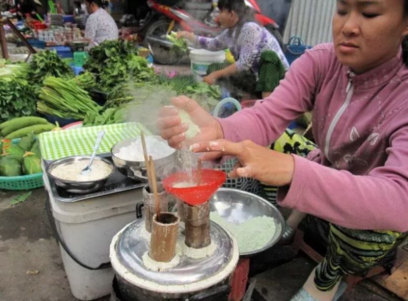 Món bánh nhà nghèo thời bao cấp ăn "cứu đói", nay thành đặc sản vừa ngon vừa lạ ở thành phố