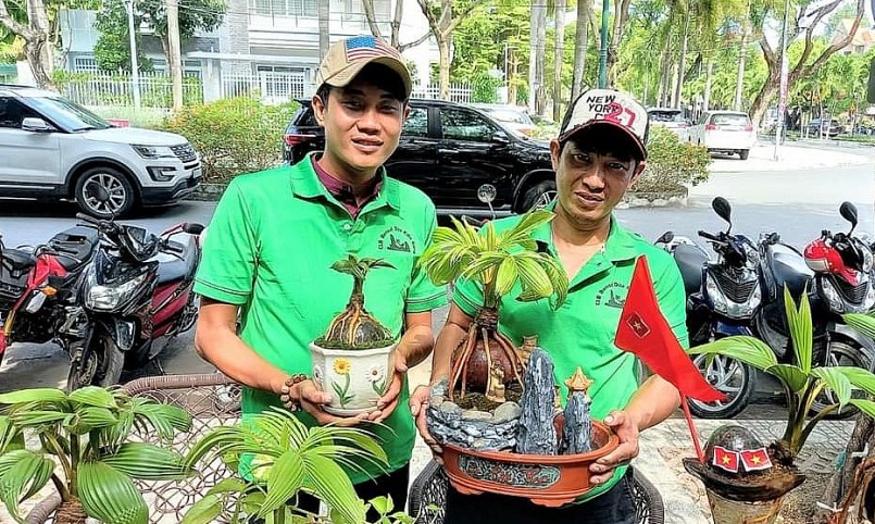 Anh Linh (bên trái) học hỏi kinh nghiệm làm bonsai dừa từ anh, chị ở CLB bonsai dừa Kiên Giang và CLB bonsai dừa Việt Nam.