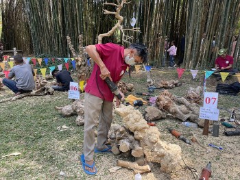 Hơn 50 nghệ nhân "biến gốc cà phê" thành sản phẩm mỹ nghệ độc đáo