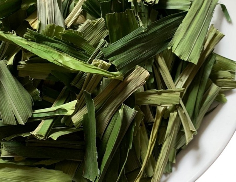 Lá dứa thơm có thể dùng tươi hoặc phơi khô để tiện bảo quản.