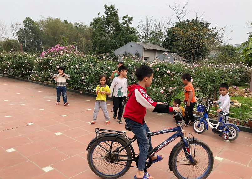 Vườn rộng, nhiều hoa, mỗi khi vợ chồng chị Quyên về nhà mở cửa cổng là lũ trẻ hàng xóm ùa đến chơi. Chúng mê mẩn khám phá hoa, bướm trong vườn, đùa nghịch trong không gian thơm phức.