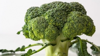 Thứ rau xù xì giàu vitamin C gấp 3 lần quả cam, đừng luộc với xào, chế biến theo cách này vừa lạ vừa ngon