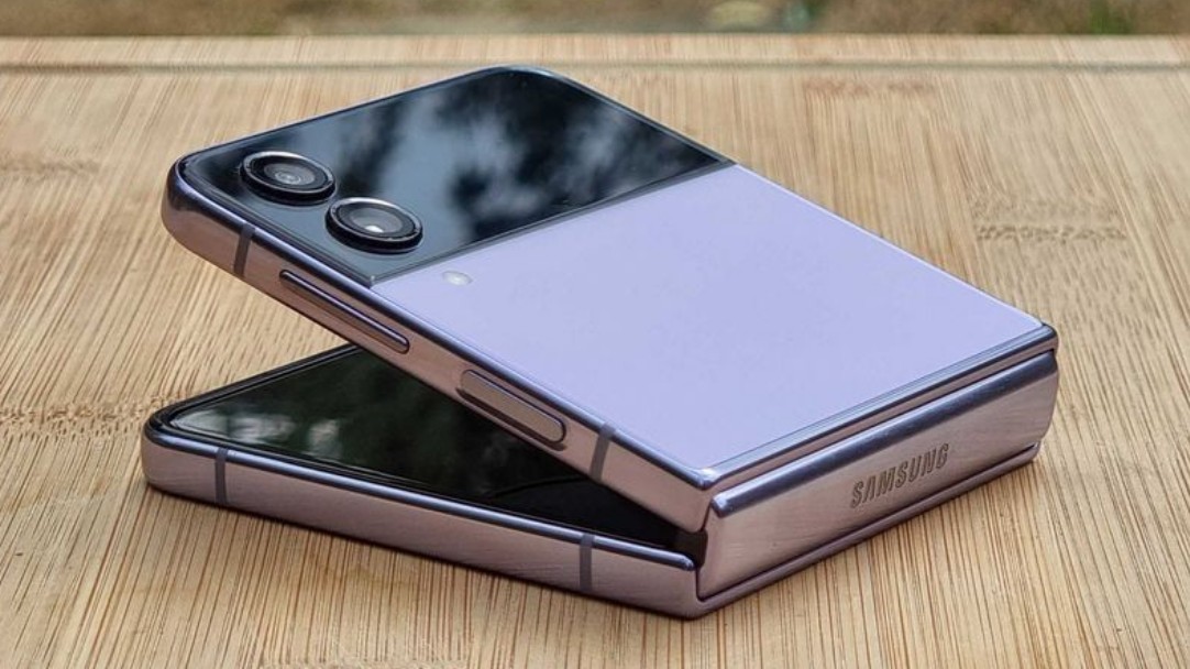 Samsung Galaxy Z Flip 4, điện thoại gập giá "siêu mềm"