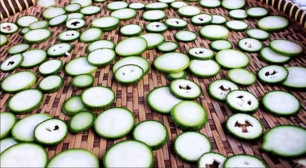 Bí xanh phơi khô dùng làm vị thuốc