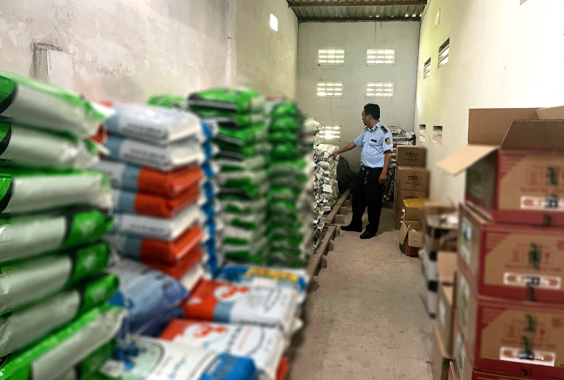Kiểm tra phân bón vi phạm tại cửa hàng