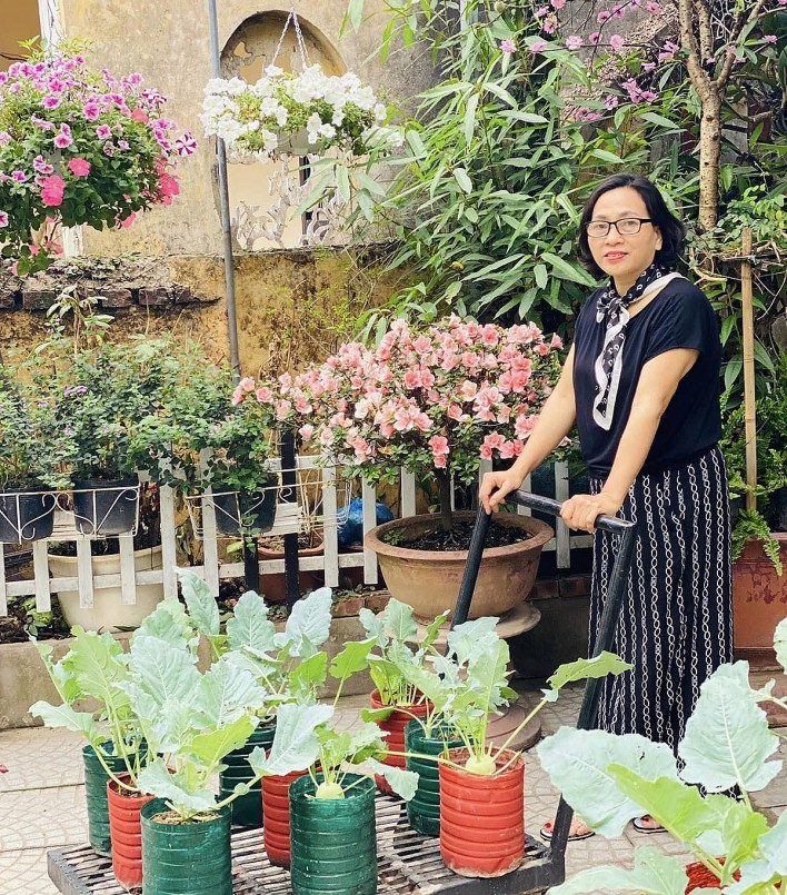 Vỏ chai dầu ăn được bà chủ vườn dùng trồng các loại rau lấy củ như xu hào, bắp cải, khoai tây và cà tím, cà pháo.