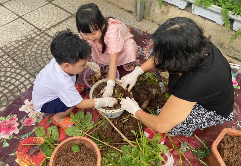Không chỉ tái chế được rác thải, có rau sạch để ăn, điều chị Lan Anh thấy vui nhất là hai đứa cháu học được kỹ năng làm vườn, thích chơi với rau trái hơn xem điện thoại.