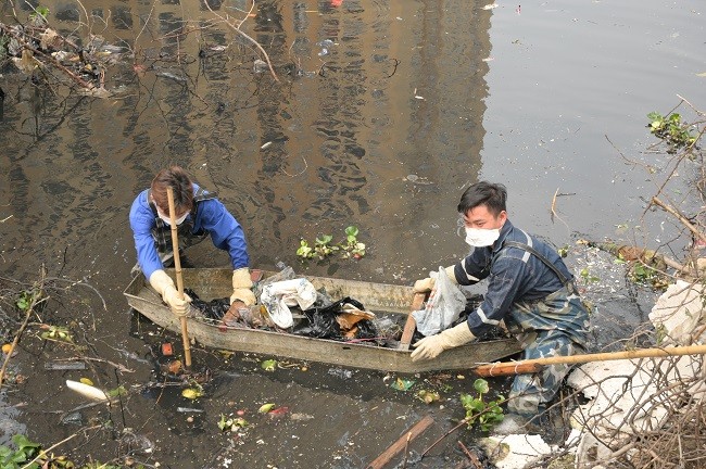 Các bạn trẻ không ngại gian khó dọn rác cho Hà Nội.