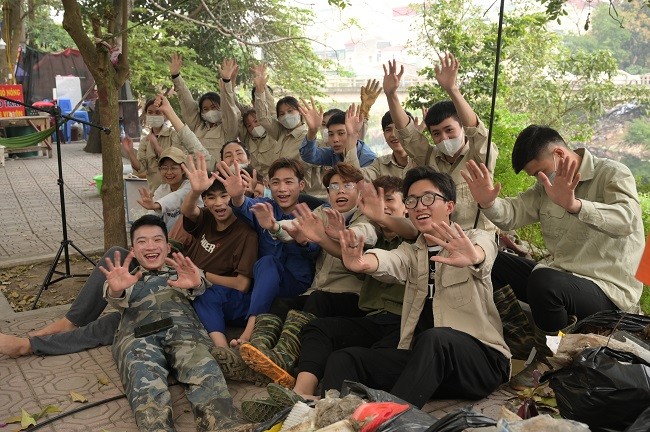 Nhóm Hà Nội Xanh với sự tham gia của các bạn trẻ đang sinh sống tại Hà Nội.