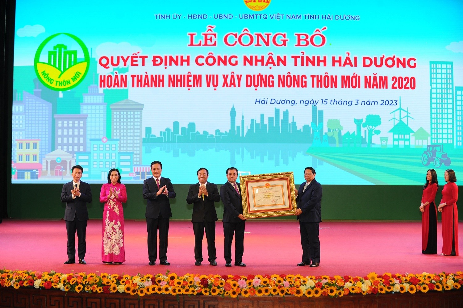 Thủ tướng Chính Phủ Phạm Minh Chính trao Quyết định công nhận tỉnh Hải Dương hoàn thành nhiệm vụ xây dựng nông thôn mới. Thủ tướng Chính Phủ Phạm Minh Chính trao Quyết định công nhận tỉnh Hải Dương hoàn thành nhiệm vụ xây dựng nông thôn mới.