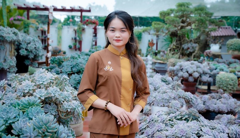 Cô thường chia sẻ cách chăm sen đá cho mọi người.