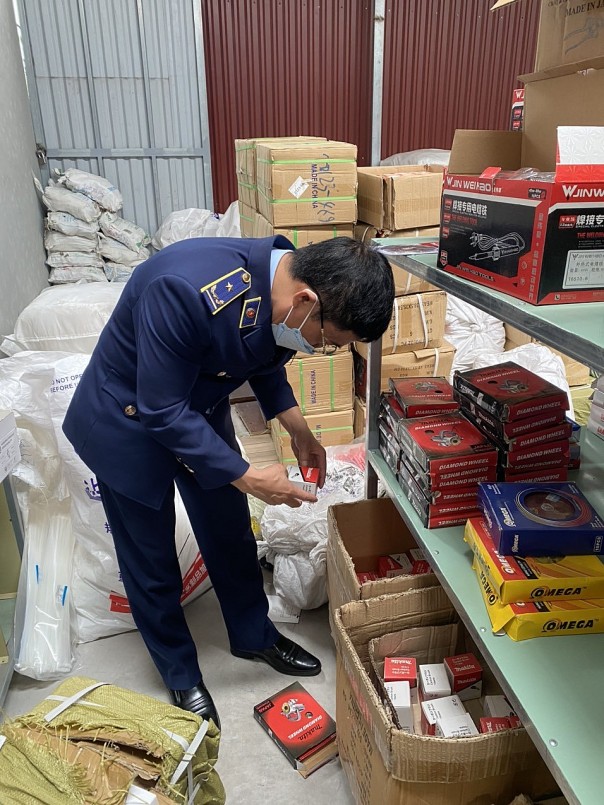 Kiểm tra hàng hóa tại địa điểm kinh doanh Kiểm tra hàng hóa tại địa điểm kinh doanh