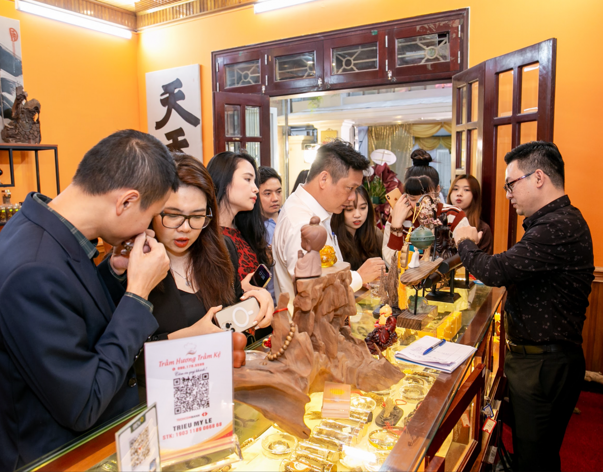 Quan khách hào hứng khám phá bộ sưu tập Trầm Trang sức - Phong Thủy (vòng tay, vòng cổ, nhẫn, bút...) được làm Trầm hương nguyên chất.